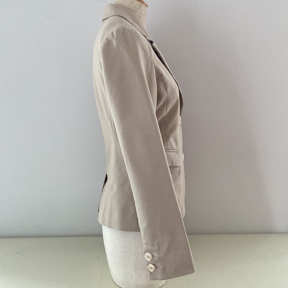 Talula Babaton beige fitted blazer with two button front closure. Size Small - Picture 5 of 13